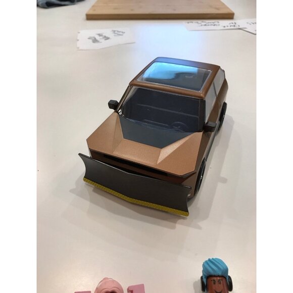 Roblox toy car with 4 action figures - Picture 2 of 4